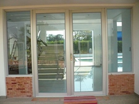 Vidrio incoloro con perfil en Aluminio